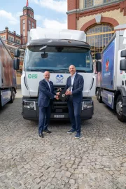 Bruno Blin übergibt die Schlüssel für 20 elektrische Renault Trucks